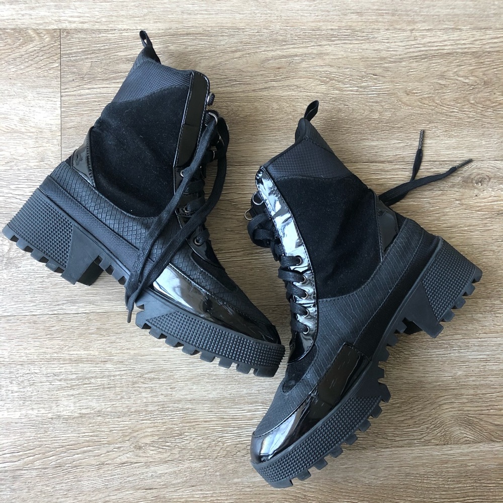 Cape Robbin Commander boot, size 11, runs small
